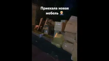 Управляющий ресторана, мебель, очень много мебели