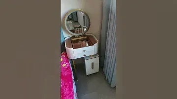 Компактный туалетный столик с тумбой, стеклянной столешницей, зеркалом и пуфом